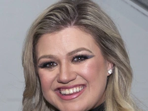 Kelly Clarkson Says Shop Judged Her But Store Says Bird Was Not For Sale
