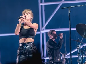 Taylor Swift Points to Her Ring After Kelce Touchdown